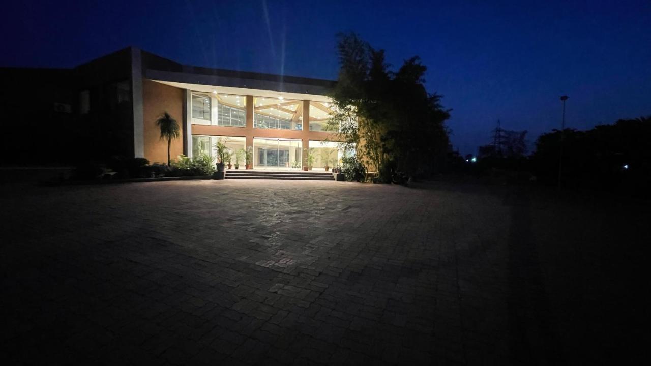 Heaven 7 Hotel & Resort Himatnagar Екстериор снимка