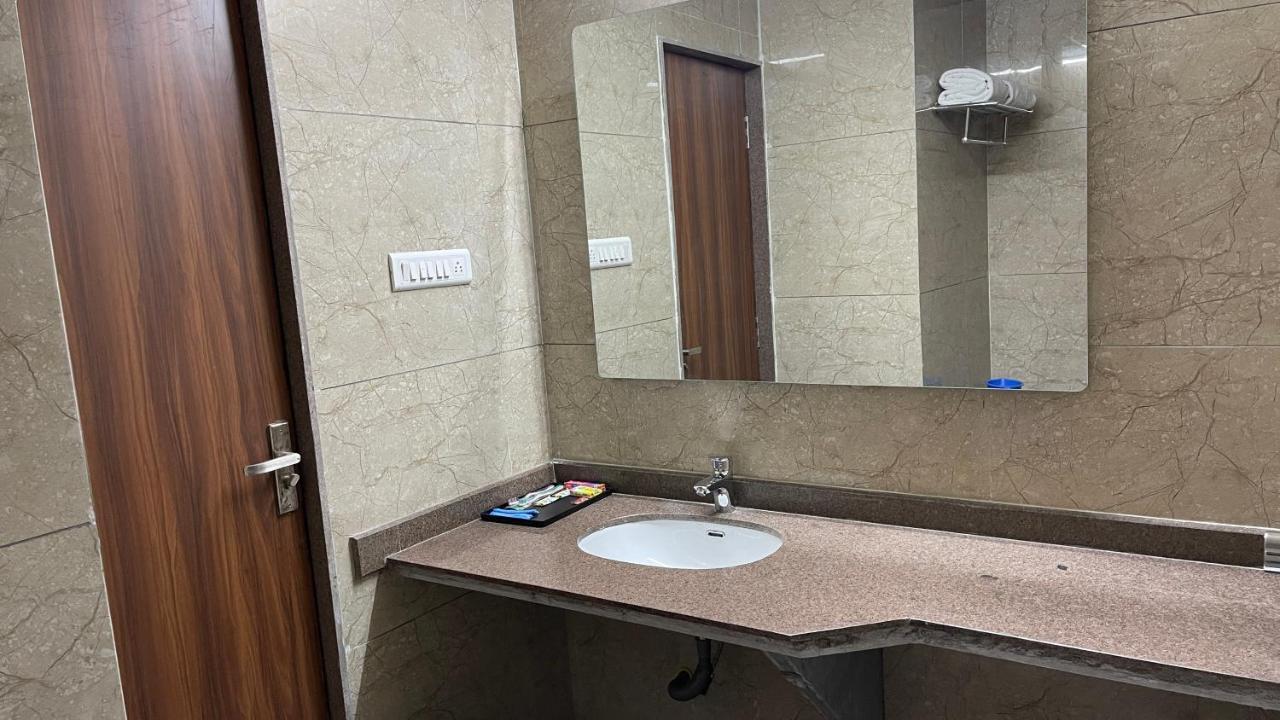 Heaven 7 Hotel & Resort Himatnagar Екстериор снимка