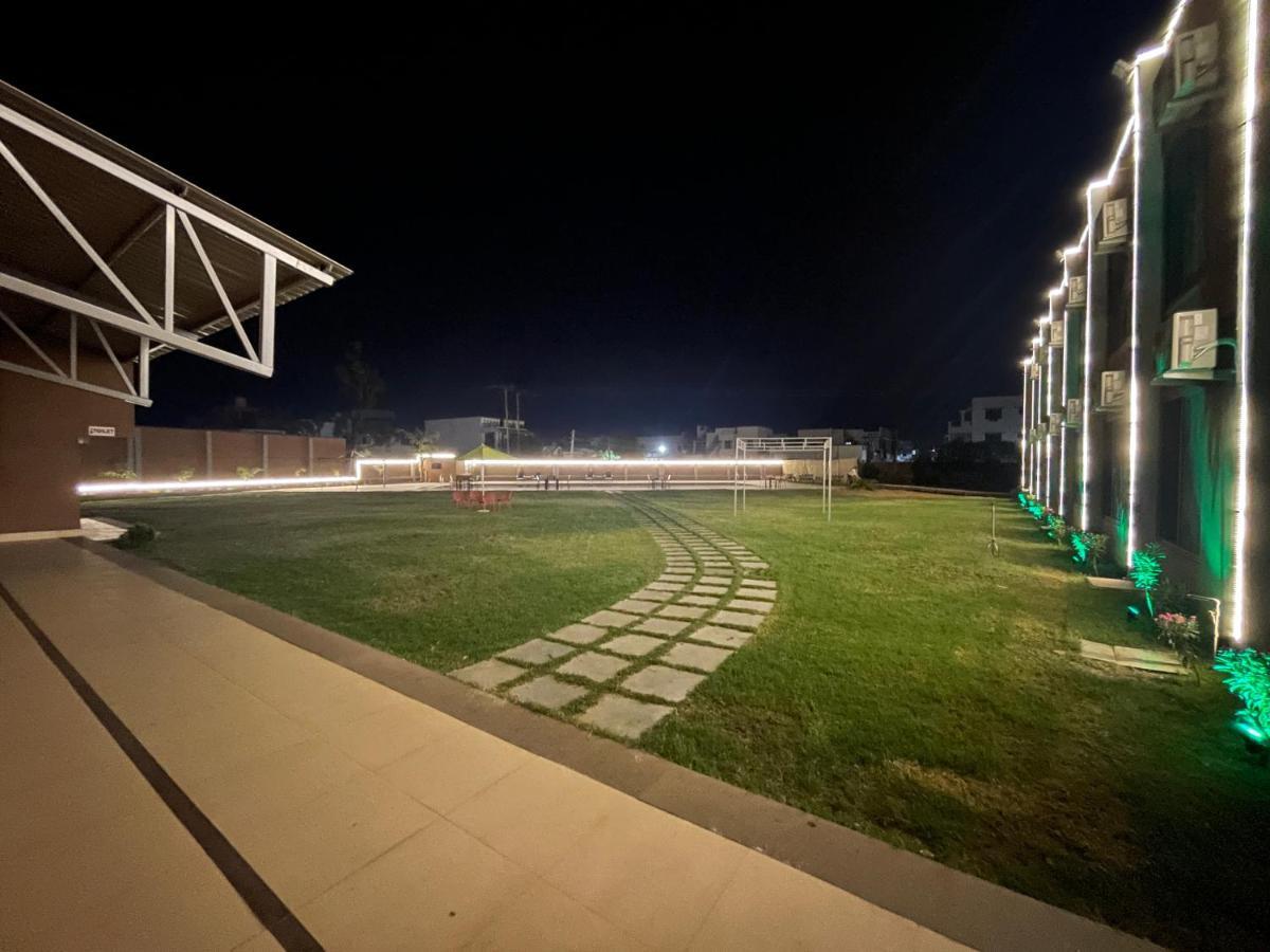 Heaven 7 Hotel & Resort Himatnagar Екстериор снимка